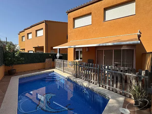 Casa adosada en Palafrugell, con piscina.