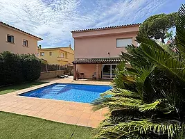 CASA AMB JARDÍ I PISCINA A MONT-RAS