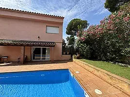 CASA AMB JARDÍ I PISCINA A MONT-RAS