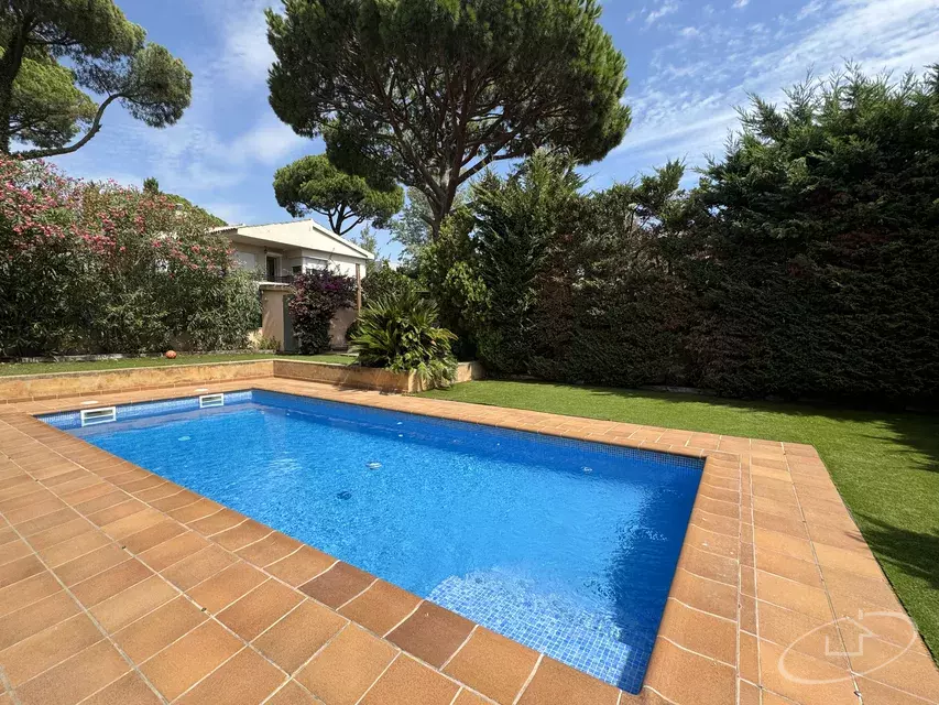 CASA AMB JARDÍ I PISCINA A MONT-RAS