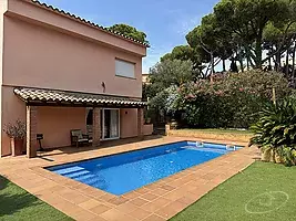 CASA AMB JARDÍ I PISCINA A MONT-RAS