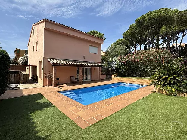 CASA CON JARDÍN Y PISCINA EN MONT-RAS