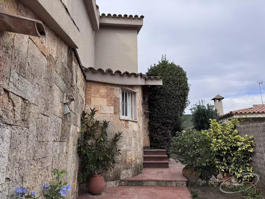 CASA UNIFAMILIAR AMB JARDÍ EN VENDA A MONT-RAS.