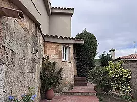 CASA UNIFAMILIAR AMB JARDÍ EN VENDA A MONT-RAS.