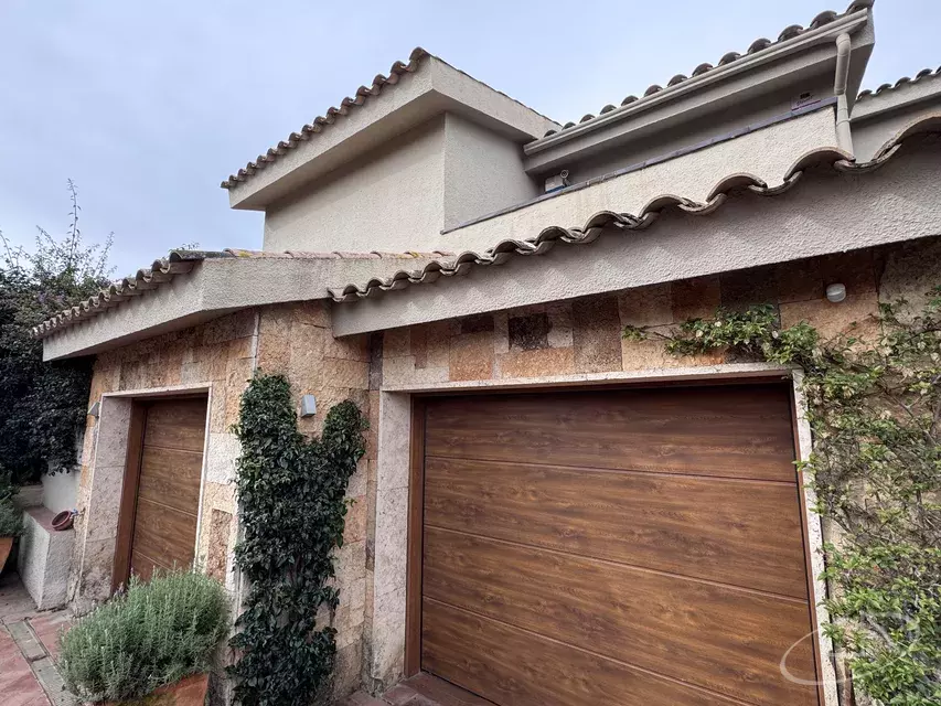 CASA UNIFAMILIAR AMB JARDÍ EN VENDA A MONT-RAS.