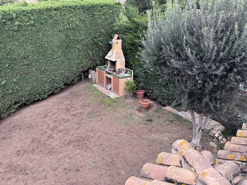 CASA UNIFAMILIAR AMB JARDÍ EN VENDA A MONT-RAS.